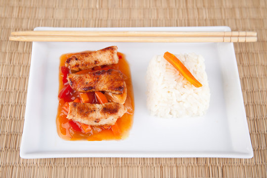 Gebratenes Fleisch s&uuml;&szlig; sauer mit Reis