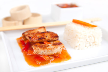 Gebratenes Fleisch süß sauer mit Reis