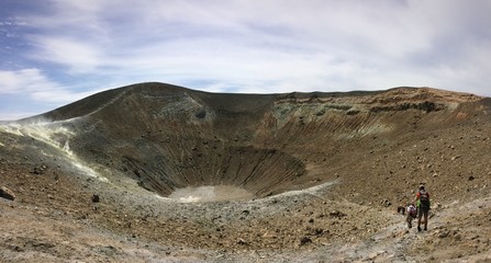 Fototapeta na wymiar discesa al cratere