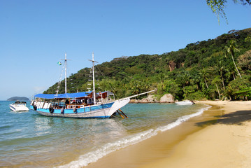 Segelboot vor Strand Lopes Mendes Insel Ilha Grande Brasilien
