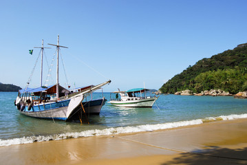 Obraz premium Segelboote vor Strand Lopes Mendes Insel Ilha Grande Brasilien