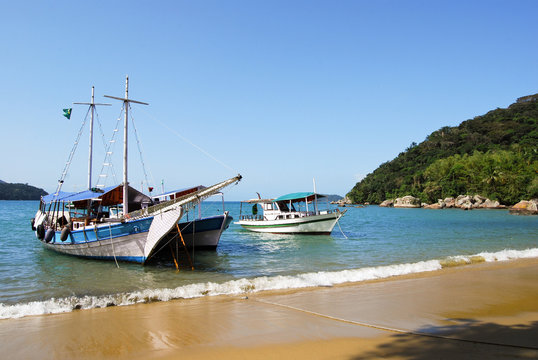 Segelboote vor Strand Lopes Mendes Insel Ilha Grande Brasilien