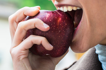 ragazza che mangia la mela