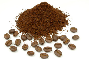 Kaffeepulver gehäuft, Bohnen