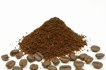 frischer Kaffee, ganze Bohnen und Pulver