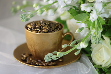 Goldfarbene Kaffeetasse