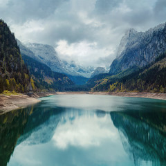 Lac alpin avec ciel dramatique et montagnes. Tyrol, Autriche