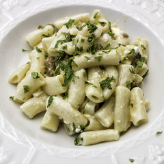 Invitanti rigatoni con feta, salsiccia  e menta