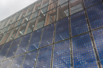Glasfassade mit Solarmodulen