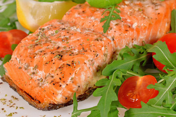 Grilled salmon with arugula and tomatoes