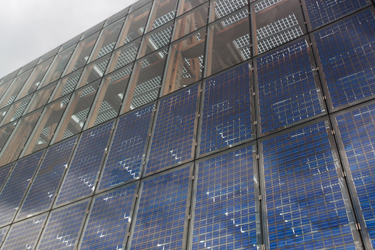 Glasfassade mit Solarmodulen