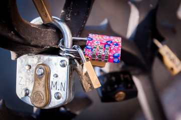 Cadenas au pont Saint Charles à Prague