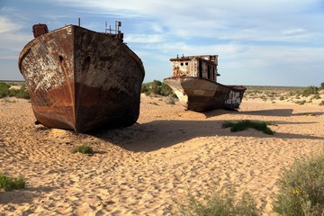 Fototapeta na wymiar Łodzie w pustyni wokół Moynaq - Morze Aralskie - Uzbekistan