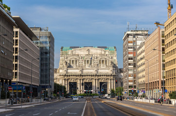 Fototapeta premium Via Vittor Pisani prowadząca do stacji Milano Centrale