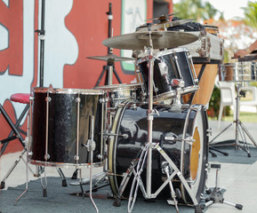 Fototapeta na wymiar old rusty dirty drum kit on outdoor concert stage