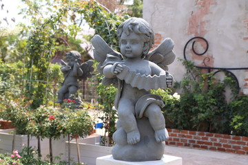 Obraz premium Cupid in a garden