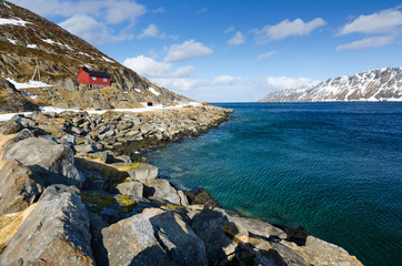 Fototapeta na wymiar Norweski morze zatoki w kwietniu