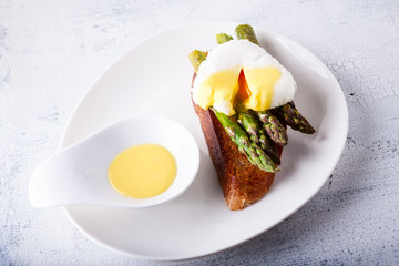 Poached egg and asparagus