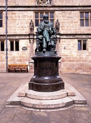 Statue of Darwin, Shrewsbury &copy; Arena Photo UK