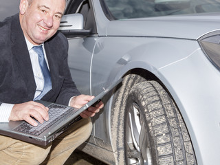 Man with laptop Controls the car