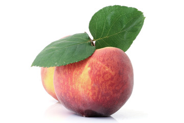 Pfirsich mit Blatt isloiert