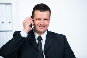 manager telefoniert mit dem handy