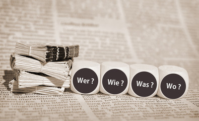Wer Wie Was Wo - Würfel auf Zeitung - obrazy, fototapety, plakaty