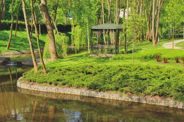 Obraz premium Беседка возле озера