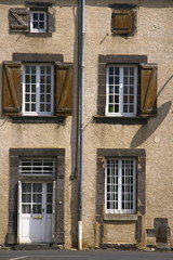 une façade de maison en pierres de Volvic