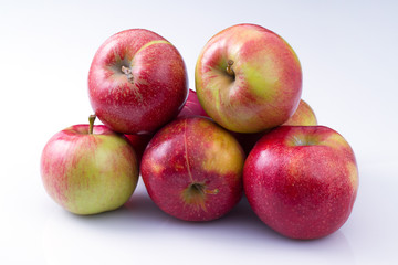 Fototapeta na wymiar Isolated red apple on a white background
