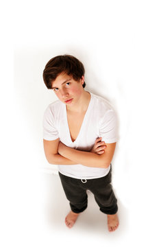 Junge steht Barfu&szlig;