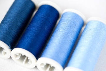 Garnrollen blau