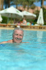Fototapeta premium Man swimming in pool