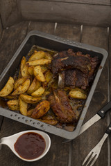 Spare Rips mit Kartoffeln und Barbecuesauce