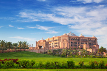 Fototapeta na wymiar Emirates Palace i ogrody w: Abu Dhabi, Zjednoczone Emiraty Arabskie