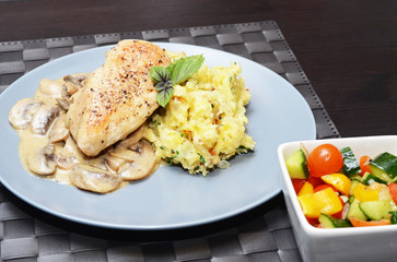 Chicken breast with smashed potatoes and vegetable salade