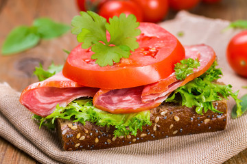 Sandwich with ham and tomato