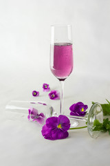 Veilchenprosecco mit Glas und Blüten