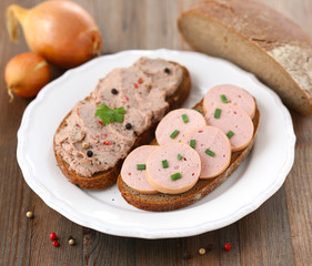 Belegte Roggenbrote mit Fleischwurst und  Leberwurst