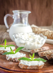 Wholewheat bread with cream cheese