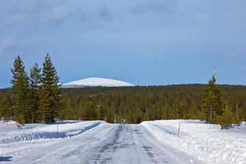 winterliche Straße bei Äkäslompolo - Finnland 2