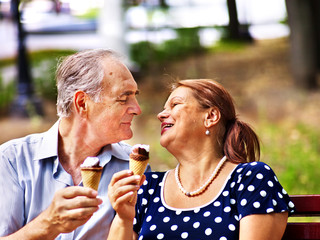 Obraz premium Happy old couple with ice-cream.