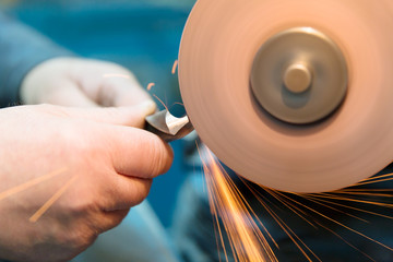 Borer sharpening with abrasive disc cutter machine