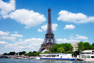 Naklejka premium La Tour Eiffel à Paris en France