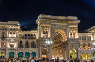Obraz premium Wgląd nocy Galleria Vittorio Emmanuele II w Mediolanie
