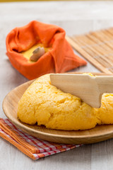 polenta gialla su piatto di legno