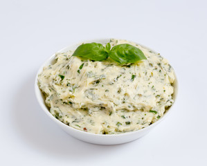 Kräuterbutter in einer Schale als Freisteller