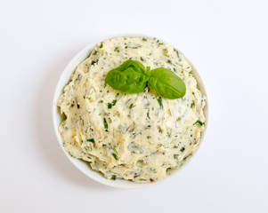 Kräuterbutter in einer Schale als Freisteller
