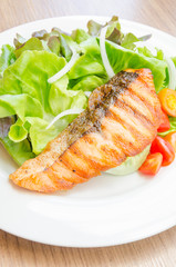 Grill salmon salad