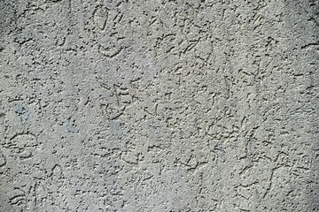 unverputzte Betonwand  mit Löchern